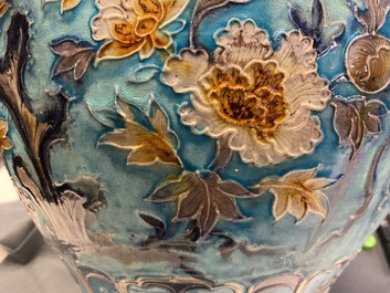 Un vase en porcelaine de Chine fahua &agrave; d&eacute;cor de lions bouddhistes, Ming